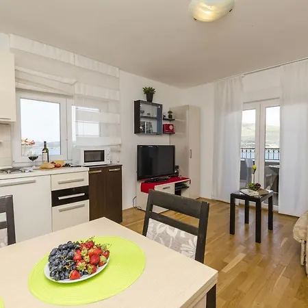 Apartments Maja Donji Okrug  Buitenkant foto
